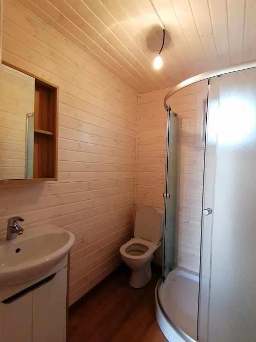Санузел небольшой, но вместительный.